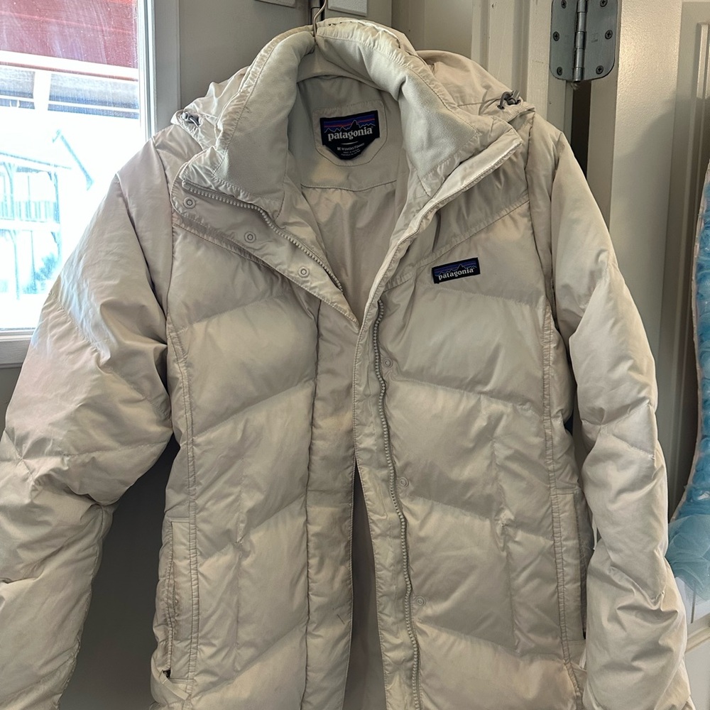 Patagonia Cream Puffer Jacket with Water-Resistant Finish